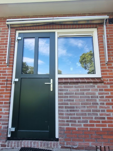 Groene constructiedeur geplaatst door Noord-Oost kozijnen.