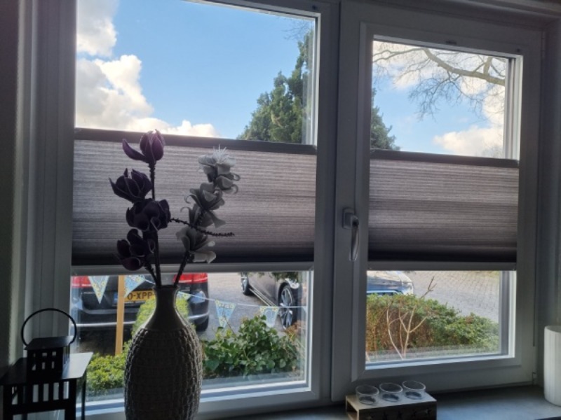 Kwaliteit kunststof Kunststof kozijnen raam gefotografeerd van binnenuit de woning